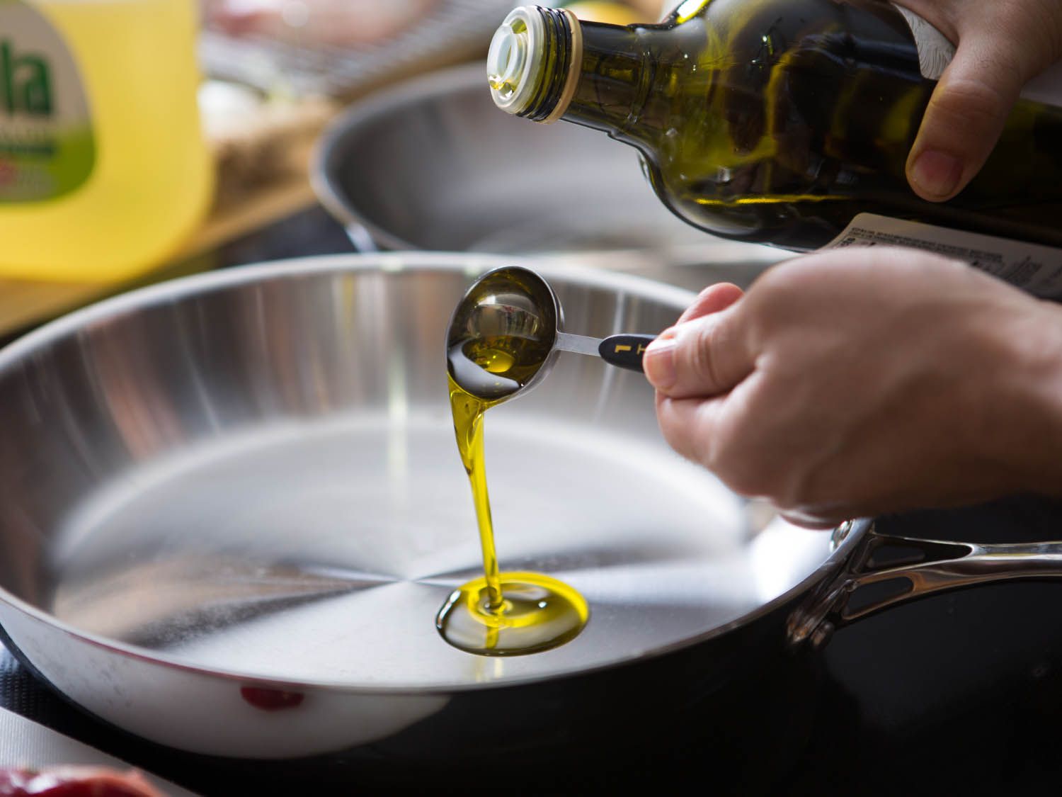 Đong lượng dầu olive vừa đủ trước khi bỏ vào mì ý sẽ giúp bạn kiểm soát lượng chất béo trong món mì ý